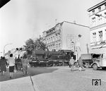 Szene mit 78 447 am Stralsunder Hauptbahnhof. (19.08.1966) <i>Foto: Joachim Claus</i>