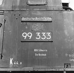 99 333 war - wie das Fabrikschild unzweifelhaft ausweist - ein DDR-Neubau aus dem Jahr 1950. Sie war speziell für den Einsatz bei Industriebetrieben entwickelt worden und so kam sie zunächst zur SDAG Wismut nach Karl-Marx-Stadt. Ende der 1950er Jahre sah sich die Reichsbahn veranlasst, die 27 Jahre alten Lokomotiven der Baureihe 99.31 auf der Schmalspurbahn Bad Doberan - Kühlungsborn zu ersetzen. Ein Nachbau der Baureihe 99.32 war nicht möglich. So erwarb die Reichsbahn drei Werksloks von der SDAG Wismut. Nach Anpassungsarbeiten im Reichsbahnausbesserungswerk Görlitz kam die ehemalige Werklok 1 als 99 333 im Dezember 1960 an die Ostsee. 1961 wurden die beiden anderen Loks (99 331 und die 99 332) auf Heißdampf umgebaut, 99 333 blieb eine Nassdampflok und war ab Mitte der 1960er Jahre nur noch Reservemaschine. 1968 wurde sie ausgemustert. (24.08.1966) <i>Foto: Joachim Claus</i>
