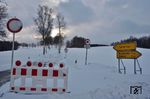 Tief "Egon" sorgte für heftigen Schneefall und Srurmböen in den Mittelgebirgen. Die Folgen waren umgekippte Bäume, Schneeverwehungen und gesperrte Straßen, so wie hier bei Walthersdorf im Erzgebirge. (15.01.2017) <i>Foto: Joachim Schmidt</i>