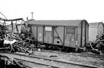 Zerstörte Güterwagen nach einem Unfall im Bahnhof Heppenheim. (22.10.1961) <i>Foto: Helmut Röth *</i>