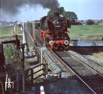 Am 16.10.1977 endete der planmäßige Einsatz von Dampflokomotiven auf der Emslandstrecke, der von zahlreichen Abschiedsfahrten begleitet war. Ohne Zug ist hier 043 326 auf der Ledabrücke bei Leer unterwegs. (24.09.1977) <i>Foto: Johannes Glöckner</i>