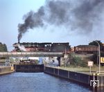 Es gab auch noch planmäßige Dampfzüge: Hier überquert 043 737 die Küstenlandkanalbrücke bei Dörpen auf dem Weg nach Emden. (24.09.1977) <i>Foto: Johannes Glöckner</i>