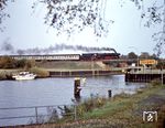 Am Wochenende 22./23.10.1977 fand ein großes Dampflok-Abschiedsfest in Rheine statt, zu dessem Anlass auch dieser Sonderzug mit 042 113, hier auf der Küstenlandkanalbrücke bei Dörpen, verkehrte. (23.10.1977) <i>Foto: Johannes Glöckner</i>