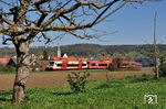 Westlich von Entringen ist HzL Tw 217 mit den DB AG Triebwagen 650 021 und 650 026 auf der sog. Ammertalbahn unterwegs. (20.04.2016) <i>Foto: Zeno Pillmann</i>
