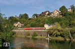 Blick von der Rheinbrücke in Laufenburg, die hier die deutsch/schweizer Grenze bildet, auf einen 611, der als IRE 3061 (Basel Bad Bf - Singen/Hohentwiel) auf der deutschen Seite im Bahnhof Laufenburg (Baden) Station macht. (06.05.2016) <i>Foto: Zeno Pillmann</i>