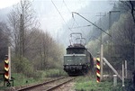 194 132-7 passiert die deutsch-deutsche Grenze bei Falkenstein mit einem Güterzug, den sie ab Probstzella bespannte. Im Hintergrund das Einfahrvorsignal des Bahnhofs Probstzella. (05.05.1975) <i>Foto: Peter Schiffer</i>
