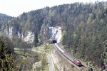 Blick vom Hufstättetunnel auf 218 314, die vor E 2864 (Stuttgart - Bayreuth) soeben den 218 m langen Rothenfelstunnel verlassen hat. 10 Jahre später wurde anläßlich des 150-jährigen Bahnjubiläums das Pegnitztal zum Dampfeldorado für Fans aus aller Welt. (07.05.1975) <i>Foto: Peter Schiffer</i>