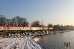 IC 119 (Münster - Innbruck) fährt mit 218 476 und 218 464 über den Bodenseedamm nach Lindau Hbf ein. (27.01.2017) <i>Foto: Joachim Bügel</i>