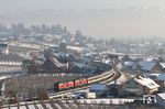 218 416 und 218 433 mit EC 195 auf dem Weg vom Bodensee nach München bei Lindau-Bodolz. Die aufsteigende Kälte vom Bodensee verhinderte leider den klaren Blick auf das österreichische Alpenpanorama. (29.01.2017) <i>Foto: Joachim Bügel</i>