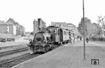 Ein Personenzug nach Bleckede steht OHE 89 123 im Bahnhof Lüneburg Nord. (13.08.1958) <i>Foto: Gerd Wolff</i>