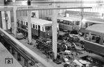 Blick in die Werkstatt der Eisenbahn-Gesellschaft Altona - Kaltenkirchen - Neumünster (AKN) in Kaltenkirchen. Vorne der VT 8 aus dem Jahr 1955.  (18.08.1958) <i>Foto: Gerd Wolff</i>