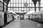 Zwei Züge der Kiel-Schönberger-Eisenbahn in Kiel Hbf. (15.08.1958) <i>Foto: Gerd Wolff</i>