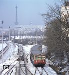 Eine S-Bahn vor der Kulisse des Funkturms in Berlin-Halensee. (27.02.1979) <i>Foto: Johannes Glöckner</i>