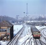 Eine S-Bahn erreicht von Westend kommend das Berliner Westkreuz und fährt weiter in Richtung Halensee. (27.02.1979) <i>Foto: Johannes Glöckner</i>