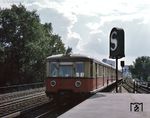 Ein S-Bahnzug nach Friedrichstraße erreicht den Bahnhof Berlin-Tiergarten. (26.08.1979) <i>Foto: Johannes Glöckner</i>