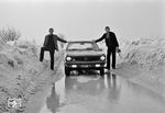 Der Winter 1978/79 gehört zu den zehn schwersten Wintern der Nachkriegszeit in Norddeutschland. Mit 67 Tagen geschlossener Schneedecke (28. Dezember 1978 – 4. März 1979) stellt er einen neuen Rekord seit dem Winter 1946/1947 auf. Die Folgen waren gravierend. Meterhohe Schneeverwehungen brachten den Straßen- und Eisenbahnverkehr zum Erliegen; viele Ortschaften und auch die ganze Insel Rügen, auf der ein Eisenbahnzug mehr als 48 Stunden im Schnee steckte, waren von der Außenwelt abgeschnitten. Die meisten Verkehrswege im Nordosten der DDR waren unpassierbar. Eine Versorgung der Einwohner aus der Luft war wegen des starken Sturmes nicht möglich. Erst nach mehreren Tagen konnten die wichtigsten Verkehrswege notdürftig befahren werden. Selbst im März 1979 waren die Folgen noch unübersehbar, wie hier Wolfgang Bügel (links) und Joachim Schmidt eindrucksvoll auf Rügen demonstrieren. (03.03.1979) <i>Foto: Wolfgang Bügel</i>