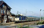 Vor dem schönen Bahnhofsensemble von Creidlitz, das gerade farblich aufgepeppt wird, ist 144 021 mit N 7017 nach Lichtenfels zum Halten gekommen. (23.09.1983) <i>Foto: Wolfgang Bügel</i>