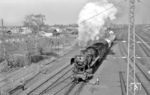 Die Limburger 50 1802 verlässt mit einem Güterzug den Bahnhof Frankfurt-Höchst. (24.03.1962) <i>Foto: Helmut Röth *</i>