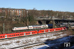 146 574 mit IC 2044 (Dresden - Köln) und 1440 834/825 als S 8 nach Hagen vor der "Langen Brücke" in Wuppertal-Vohwinkel. (21.01.2017) <i>Foto: Wolfgang Bügel</i>