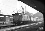 E 32 20 (Bw Freiburg) verlässt mit einem Güterzug den Bahnhof Basel Badischer Bf. Hinter der Lok läuft ein Fährboot-Kühlwagen. Ein Jahr später war die Lok bereits abgestellt. (11.02.1966) <i>Foto: Joachim Claus</i>