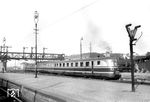 VT 06 103 (ex SVT 137 276) fährt als FT 41 in den Bahnhof Hamburg-Altona ein. Der Triebzug der Bauart "Köln" ist hier in dem von der DB Anfang der 1950er Jahre eingeführten 2-farbigen Anstrich (Blau und Grau) zu sehen. Bei dem Zug handelt sich um einzeln verfahrbare Fahrzeuge mit antriebslosen Mittelwagen, aus denen auch vierteilige Züge gebildet werden konnten (vgl. Bild-Nr. 40702). (02.07.1951) <i>Foto: Walter Hollnagel</i>