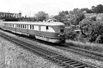 SVT 137 278 (wiederum ein 3-teiliger Zug der Bauart "Köln") kreuzt als TS 55 "Vindobona" auf der Franz-Josefs-Bahn, auf der damals noch der in Österreich übliche Linksverkehr herrschte, die Regionalstrecke Heiligenstadt - Meidling in Wien-Heiligenstadt.  (1960) <i>Foto: A. Wagner</i>