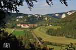 Blick in das Donautal bei Beuron mit dem gleichnamigen Kloster auf HZL 88113 (Sigmaringen - Donaueschingen) mit VT 43 und VT 41. (10.09.2016) <i>Foto: Zeno Pillmann</i>