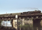 01 0510-5 (01 510) überquert vor D 337 aus Hamburg die Spreebrücke in Berlin-Bellevue. (25.08.1976) <i>Foto: Peter Schiffer</i>