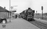 012 066 fährt mit E 1630 nach Rheine in den Bahnhof Lathen ein. Planmäßige Ankunft in Rheine war um 17.42 Uhr.  (10.03.1973) <i>Foto: Dr. Thomas Obst</i>