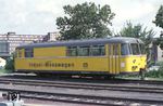 Als Baureihe 724 bezeichnete die Deutsche Bundesbahn Bahndienstfahrzeuge zur Prüfung von Indusi-Streckeneinrichtungen. Es existierten insgesamt drei Fahrzeuge dieser Baureihe. Neben dem bereits 1964 zuerst in Dienst gestellten "6205 Wt" (späterer 724 001) folgten 1972 zwei weitere Prüffahrzeuge, u.a. der 724 003, der aus dem VT 795 471 entstand. Im Jahr 2000 wurde er ausgemustert und optisch in den Auslieferungszustand als VT 95 zurückversetzt. Heute steht er als Denkmal am ehemaligen Bahnhof Wuppertal-Cronenberg. (06.1981) <i>Foto: Benno Wiesmüller</i>