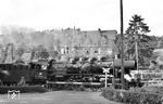 50 1459 (Bw Frankfurt/M-2) vor dem Vincenzhaus, einem heilpädagogisches Kinderheim, am Bahnübergang der Lorsbacher Straße in Hofheim am Taunus.  (02.09.1959) <i>Foto: Kurt Eckert</i>