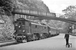Die SBB-Reihe Be 4/6 der Serienausführung wurde ursprünglich als Schnellzuglokomotive für den Betrieb auf der Gotthardbahn gebaut. Die in Zürich beheimatete Be 4/6 12320 ist hier im Bahnhof Zürich-Stadelhofen eingetroffen. Die Lok blieb erhalten und verliess am 25. Juli 1975 nach einer Hauptrevision die Hauptwerkstätte Bellinzona, wo sie äußerlich ihr ursprünglich rotbraunes Aussehen zurückerhalten hatte. Seither befindet sie sich im Depot Winterthur und wird von Zeit zu Zeit für Sondereinsätze auf die Strecke geschickt. (07.08.1960) <i>Foto: Kurt Eckert</i>