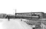 Ein SVT 137 der Bauart "Leipzig" im Aw München-Freimann. Ob hier der SVT möglicherweise für die Abgabe an die DDR-Reichsbahn vorbereitet wurde, ist unklar. (1957) <i>Foto: Dr. Scheingraber</i>