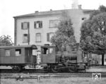 Lok 70 der Deutschen Eisenbahn-Betriebsgesellschaft (DEBG) in Oberschefflenz. Die Lok war ursprünglich von 1926 bis 1932 für die Vorwohle-Emmerthaler Eisenbahn-Gesellschaft (VEE) in Bodenwerder tätig, kam über die Katzbachbahn in Menzingen (1932-1935) und Neckarbischofsheim 1941 nach Billigheim und fuhr ab 1948 Einsätze in Neckarbischofsheim Nord, Duingen und Bodenwerder. 1950 kehrte sie zur DEBG zurück und wurde 1965 ausgemustert und vor Ort zerlegt.  (03.06.1960) <i>Foto: Detlev Luckmann</i>