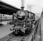 Blick aus dem Zug auf 18 622, die mit einem Schnellzug nach Lindau in Ulm Hbf bereit steht. Sie war die letzte S 3/6 der DB und wurde am 09.09.1965 abgestellt. (09.1960) <i>Foto: Detlev Luckmann</i>