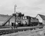 64 246 (Bw Nürnberg Hbf) ergänzt ihre Kohlenvorräte in der Lokstation Spalt. Das Interessante an dieser Konstruktion war, das die Kohlen zunächst mit einem Flaschenzug nach oben gezogen wurden, um dann von oben in den Tender geschippt zu werden. (09.1960) <i>Foto: Detlev Luckmann</i>