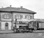 99 7204 wurde am 20.10.1904 an die Bahn Mosbach - Modau ausgeliefert und trug bis zur Übernahme durch die Deutsche Reichsbahn die Nummer 4. Nach ihrer Ausmusterung am 18.03.1965 erwarb ein Sägewerksbesitzer aus Bayern die Maschine und stellte sie als Denkmal auf. Im Frühjahr 1998 kam sie zur Märkischen Museums-Eisenbahn Plettenberg und wurde nach Hüinghausen ins Sauerland transportiert. Im Mai 2014 wurde sie an einen niederländischen Eisenbahnfreund verkauft, der die Lok wieder betriebsfähig aufarbeiten lassen möchte. (09.1960) <i>Foto: Detlev Luckmann</i>