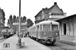 Am Bahnsteig in Gütersloh Nord steht TWE VT 51 (WUMAG, Baujahr 1938) als Personenzug nach Ibbenbüren bereit. Das Fahrzeug hatte eine bewegte Vergangenheit: 1938 wurde es durch die Vereinigte Kleinbahnen GmbH als VT 1051 für die Mittelthurgaubahn (MThB) bestellt, aber nicht ausgeliefert. Von März 1942 bis April 1942 zunächst an die Württembergische Eisenbahn-Gesellschaft (WEG) für Ebingen – Onstmettingen vermietet, kam es am 25.4.1942 zur Württembergischen Nebenbahnen AG für die Strecke Korntal – Weissach, wurde im selben Jahr aber noch an die Moselbahn vermietet. Am 1.9.1944 ging es leihweise weiter an die Eberswalde-Finowfurter Eisenbahn. Vor der nahenden Front zog die DEGA einige an die EFE verliehene Fahrzeuge gen Westen ab. Am 21.3.1945 gelangten die Lok 23 der Aschersleben-Schneidlingen-Nienhagener Bahn, die VKA-Lok 1D und der VKA-Triebwagen T 1051 nach Aschersleben und wurden beim ASN-Bahnhof Nord hinterstellt. Der durch die Amerikaner beschlagnahmte Triebwagen wurde im RAW Hannover-Leinhausen instandgesetzt und lief von 1946 bis 1948 bei der Kleinbahn Neheim-Hüsten – Sundern, bevor er zur Teutoburger Wald-Eisenbahn kam. Am 11.11.1967 wurde er nach einem Zusammenstoß mit einem Lkw in Gütersloh abgestellt und 1973 ausgemustert.  (21.08.1963) <i>Foto: Kurt Eckert</i>