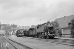 WLE 0122 (Borsig, Baujahr 1937) mit einem Güterzug im Bahnhof Belecke. (22.08.1963) <i>Foto: Kurt Eckert</i>