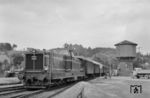 WLE VL 0631 (KHD, Baujahr 1957) fährt mit einem Personenzug in Belecke ein. (22.08.1963) <i>Foto: Kurt Eckert</i>
