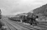 50 2857 (Bw Bestwig) erreicht mit einem Güterzug den Bahnhof Brilon-Wald. (22.08.1963) <i>Foto: Kurt Eckert</i>