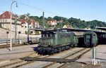 Abschied von der Baureihe 144 in Coburg: 144 084 vor dem letzten mit Altbau-Ellok bespannten N 7017 nach Lichtenfels im Bahnhof Coburg. (25.09.1983) <i>Foto: Wolfgang Bügel</i>