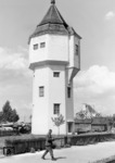 Ein wiederhergestellter Wasserturm während der deutschen Besatzungszeit in einem unbekannten Ort Rußlands. (1942) <i>Foto: RVM</i>