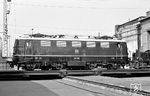 E 41 051, die hier auf die Schiebebühne im Bw Offenburg geschoben wird, wurde am 30.05.1958 in stahlblauer Lackierung an das Bw Frankfurt/M abgeliefert. (1959) <i>Foto: Robin Fell</i>
