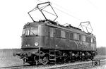 Neben der Baureihe 103 gilt die E 18 als die optisch gelungenste deutsche Lokomotivschöpfung. Hier präsentiert sich die Münchener E 18 20 dem Fotografen.  (01.04.1953) <i>Foto: Georg Steidl</i>