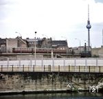 Eine S-Bahn im gut gesicherter Bereich des „antifaschistischen Schutzwalls“ zwischen Ost- und West-Berlin. (26.08.1979) <i>Foto: Johannes Glöckner</i>