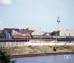 Eine DR 132 an der Grenze zwischen Friedrichstraße und dem alten Lehrter Bf in Berlin. Die Grenzanlagen zur Bundesrepublik wie auch die Berliner Mauer waren eine große wirtschaftliche Belastung für die DDR. Der Bau, Ausbau sowie die Unterhaltung kostete die DDR allein zwischen 1961 und 1964 insgesamt 1,822 Milliarden Mark der DDR, davon entfielen rund 400 Millionen Mark (22 %) auf die Berliner Mauer. Dazu kam der Energieverbrauch an der Grenze, der rund 15 % der DDR-erzeugten Kapazitäten auffraß. (26.08.1979) <i>Foto: Johannes Glöckner</i>