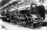 Im Jahr 1932 versuchte die Deutsche Reichsbahn durch die Verwendung hochfester Stähle den Kesseldruck von 16 kp/cm² auf 25 kp/cm² zu steigern. Insgesamt wurden acht solcher Lokomotiven gebaut, darunter befanden sich auch die beiden Schnellzuglokomotiven der Baureihe 04. Die von der Firma Krupp gebauten Fahrzeuge wiesen schon nach kurzer Zeit Schäden an der Feuerbüchse auf. Da die Loks auch nach Umbauten und Reparaturen nicht die Erwartungen erfüllten, setzte man den Druck 1935 wieder auf 16 kp/cm² herab und gab ihnen die Betriebsnummern 02 101 und 02 102. Infolge Wassermangels explodierte der Kessel der 02 101 am 3. April 1939; daraufhin wurden beide Maschinen ausgemustert und schließlich 1940 verschrottet. Das Bild zeigt 02 101 auf der 100 Jahr-Ausstellung der Deutschen Eisenbahnen in Nürnberg. Der Kessel dieser Lok fand nach ihrer Ausmusterung noch Verwendung in einer 03. (1935) <i>Foto: RVM</i>