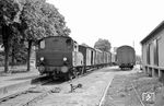 Lok 2 der TN rangiert in Recke. Während der Personenverkehr auf der Tecklenburger Nordbahn (TN) am 27. Mai 1967 eingestellt wurde, lag der Güterverkehr sogar Anfang der 1970er Jahre sogar noch bei 130.000 t. (07.08.1958) <i>Foto: Gerd Wolff</i>