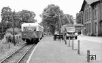 Triebwagen T 63 steht mit Wagen C 556 als Personenzug nach Hoya im Bahnhof Syke. (08.08.1958) <i>Foto: Gerd Wolff</i>